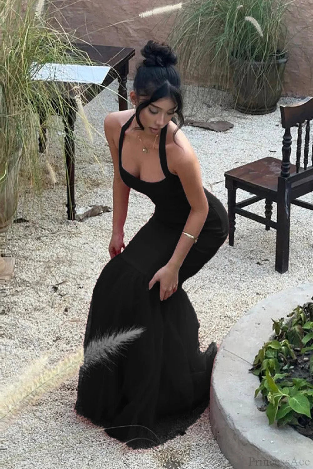 Beautifully Finished Dress in a Timeless Design