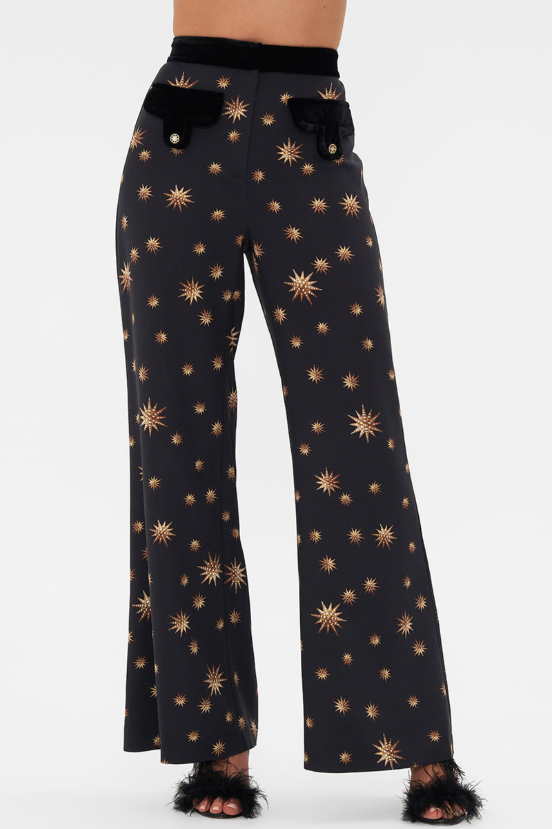 Effortlessly Elegant Pants with a Timeless Design