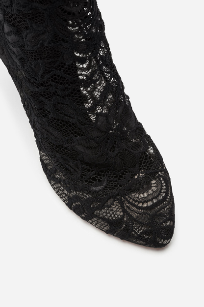 Well Tailored Boots with a Graceful Silhouette