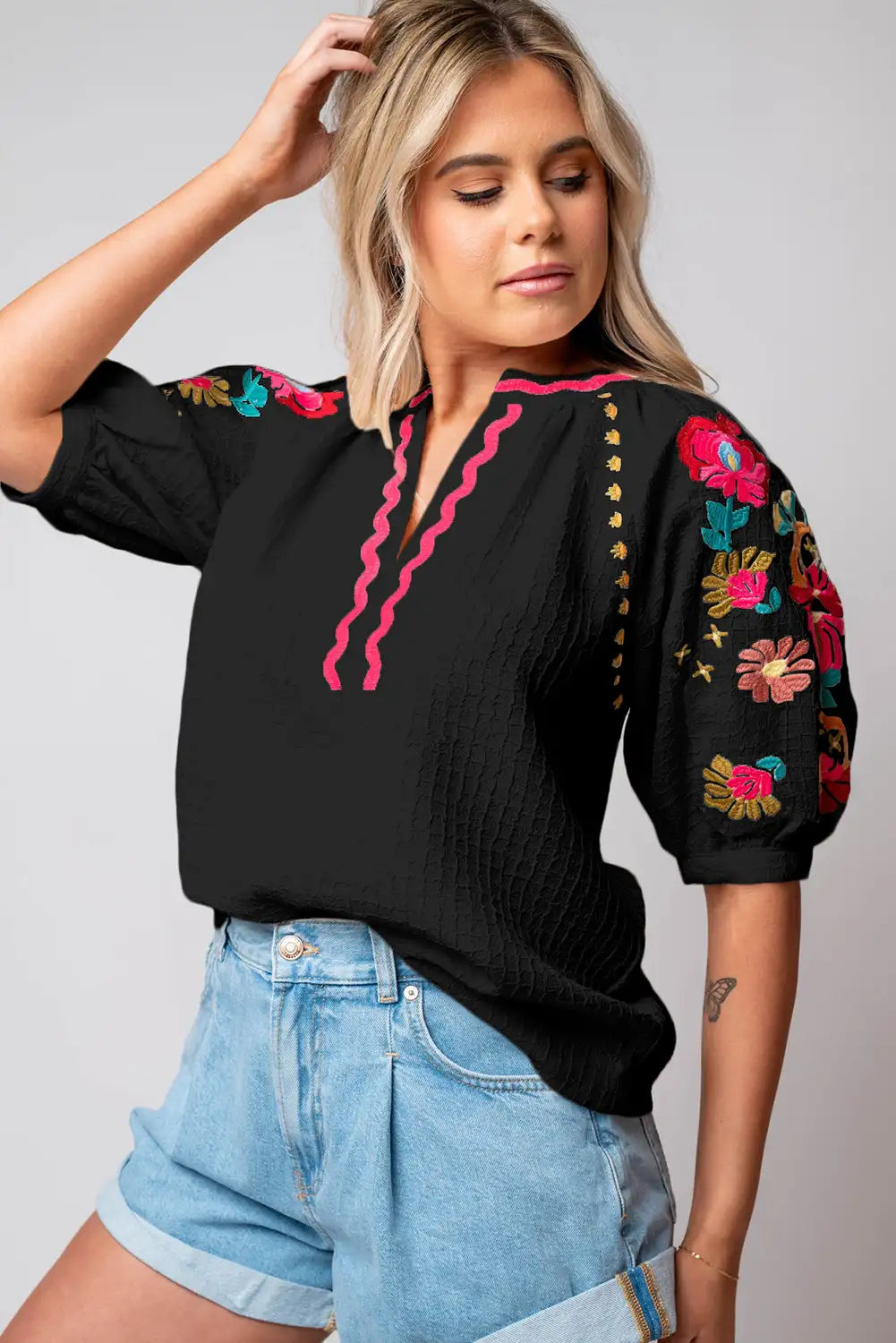 Effortlessly Elegant Blouse with a Timeless Design
