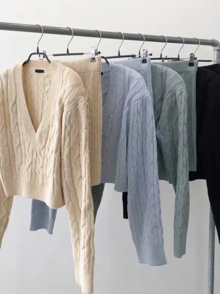 Effortlessly Elegant Sweater with a Timeless Design