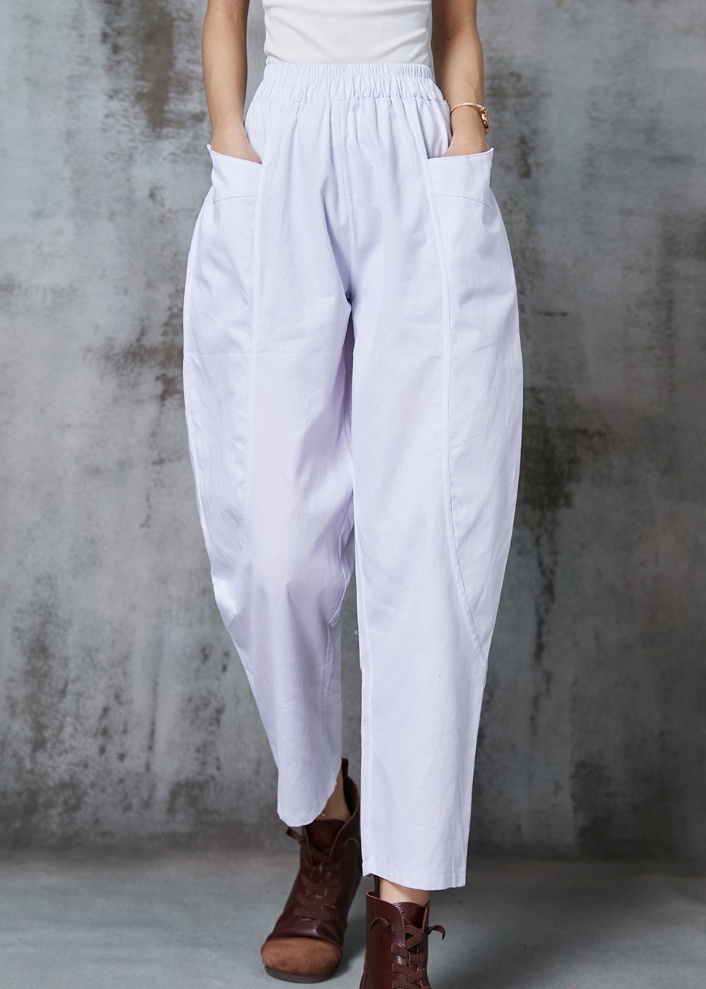 Effortlessly Elegant Pants with a Timeless Design