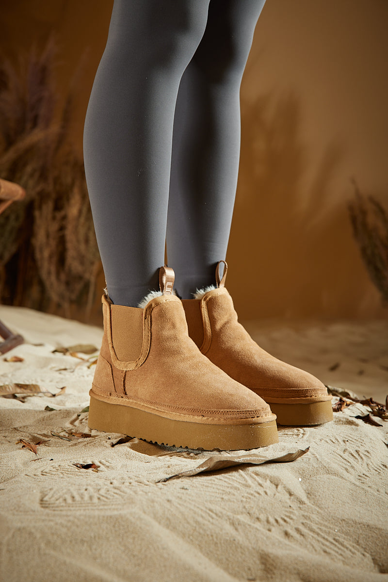 Effortlessly Elegant Boots with a Timeless Design