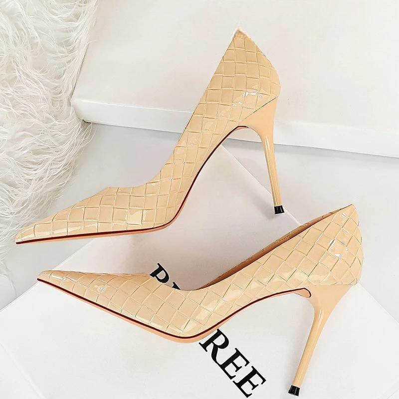 Effortlessly Elegant Heels with a Timeless Design