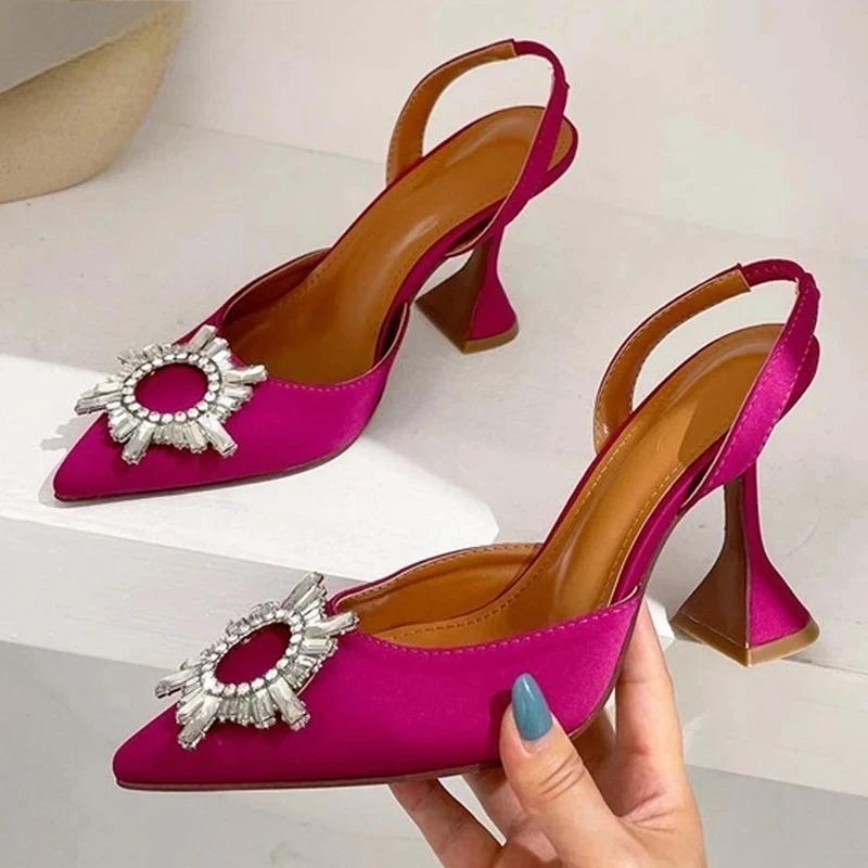 Effortlessly Elegant Heels with a Timeless Design