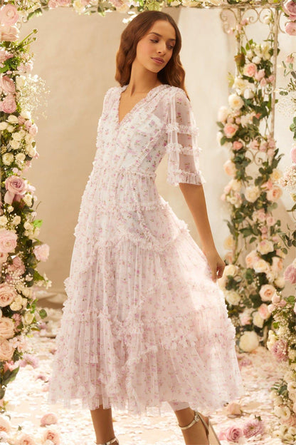 Effortlessly Elegant Dress with a Timeless Design