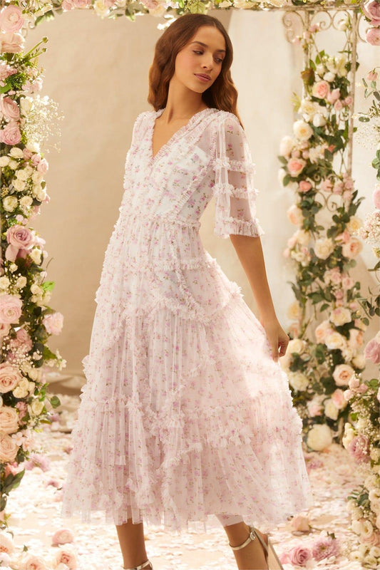Effortlessly Elegant Dress with a Timeless Design