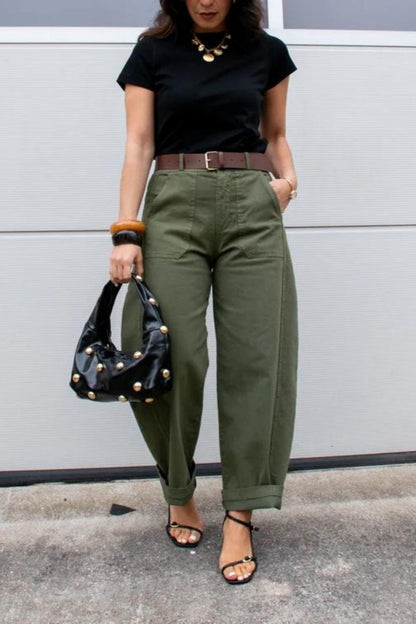 Effortlessly Elegant Pants with a Timeless Design