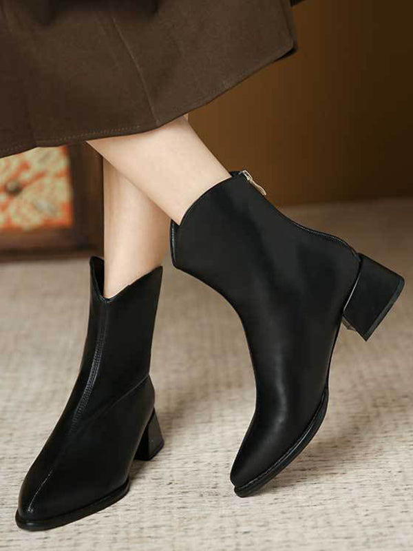 Effortlessly Elegant Boots with a Timeless Design
