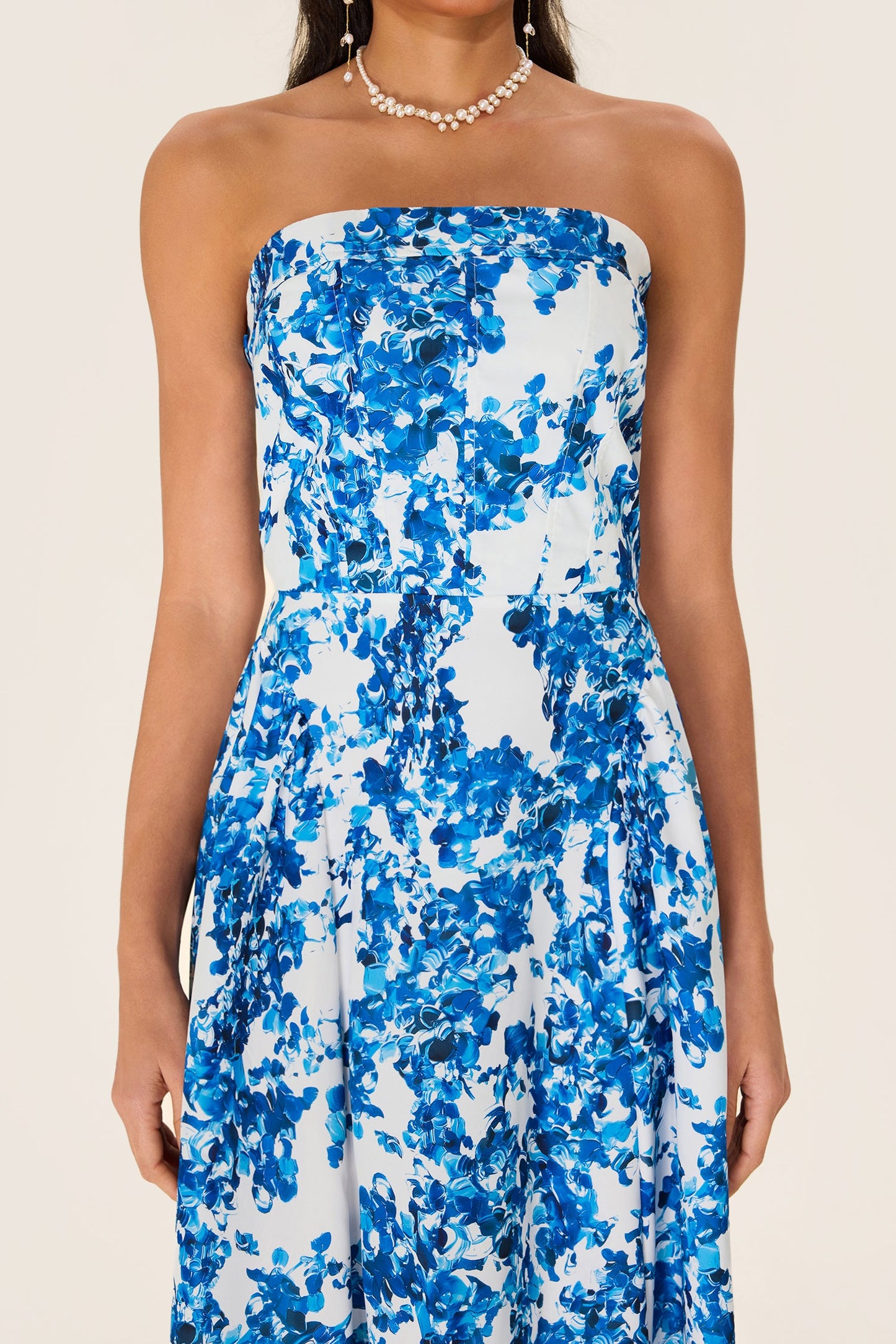 Gracefully Styled Dress for Any Occasion