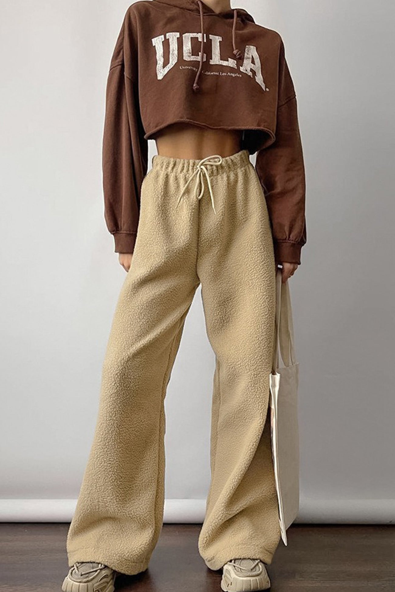 Effortlessly Elegant Pants with a Timeless Design