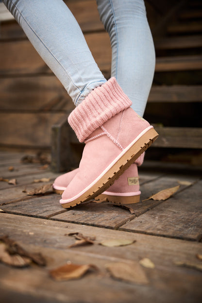 Effortlessly Elegant Boots with a Timeless Design