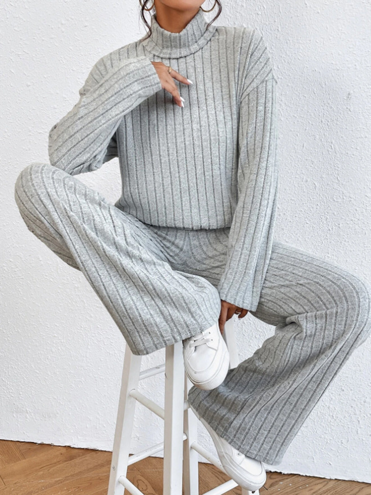 Effortlessly Elegant Pants with a Timeless Design
