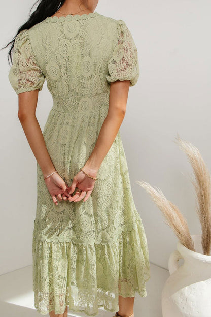Well Tailored Dress with a Graceful Silhouette