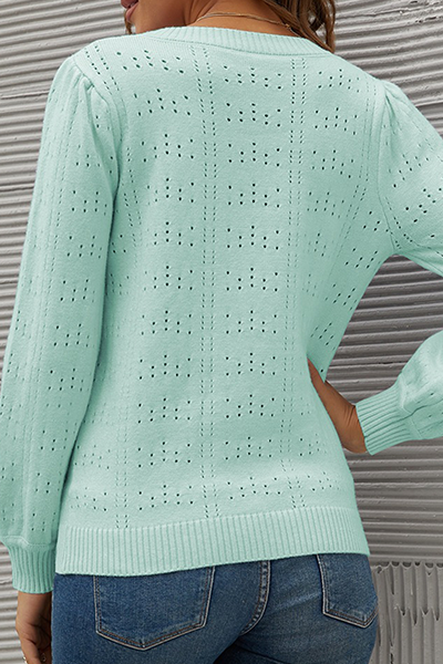 Well Tailored Top with a Graceful Silhouette
