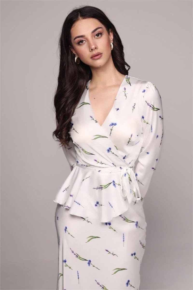 Sophisticated Blouse with a Clean Classic Look