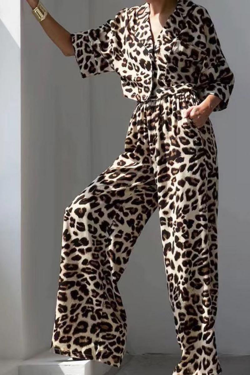 Effortlessly Elegant Pants with a Timeless Design