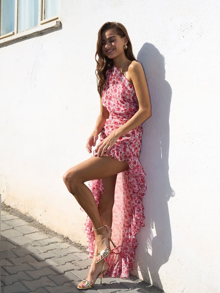 Beautifully Finished Dress in a Timeless Design