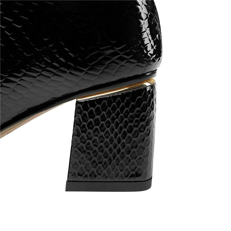 Effortlessly Elegant Boots with a Timeless Design