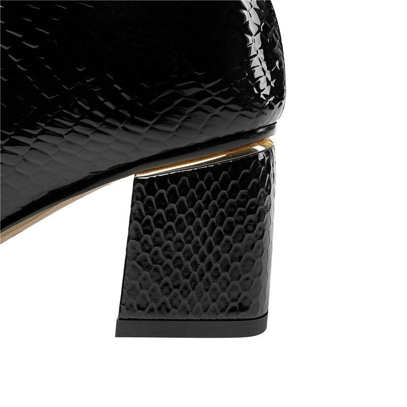 Effortlessly Elegant Boots with a Timeless Design