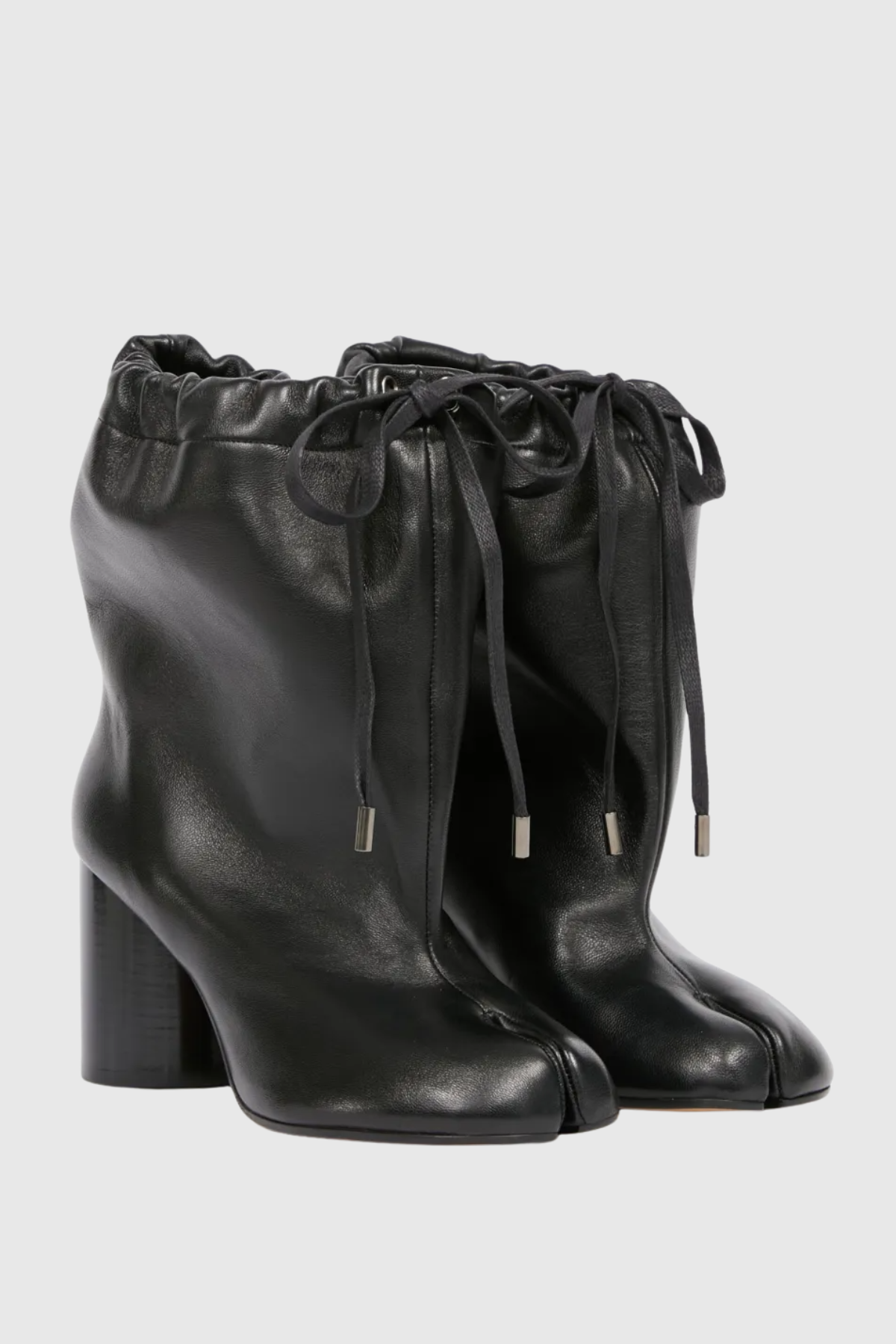 Effortlessly Elegant Boots with a Timeless Design