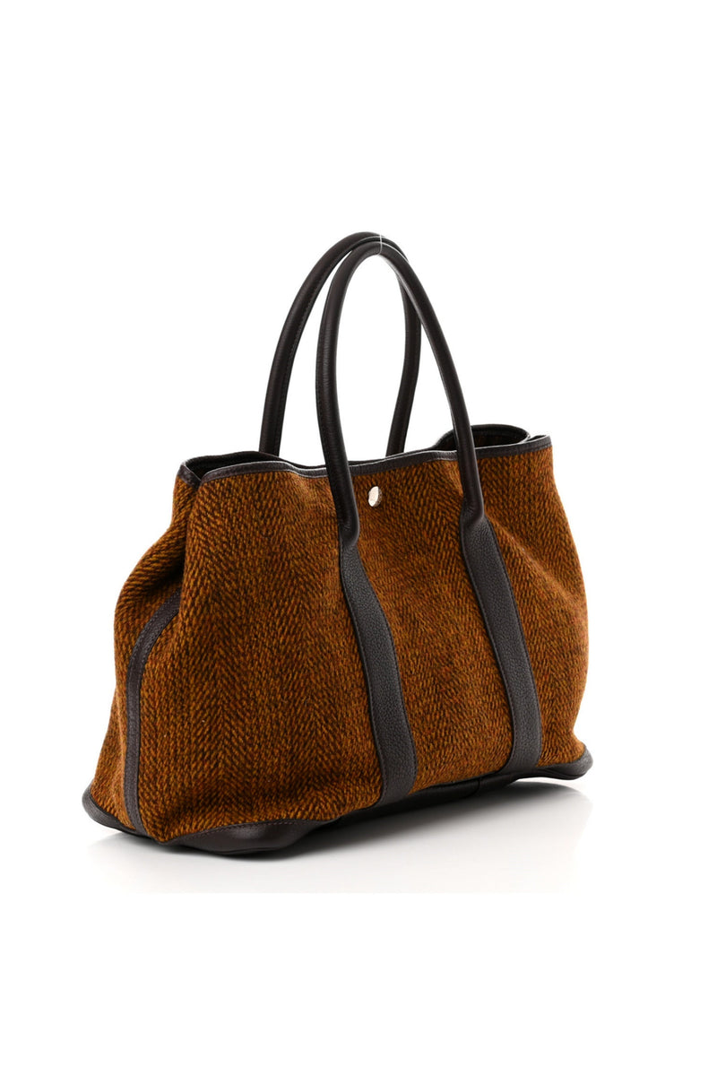 Well Tailored Bag with a Graceful Silhouette