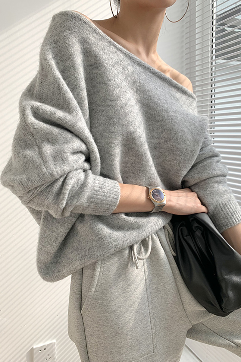 Well Tailored Sweater with a Graceful Silhouette