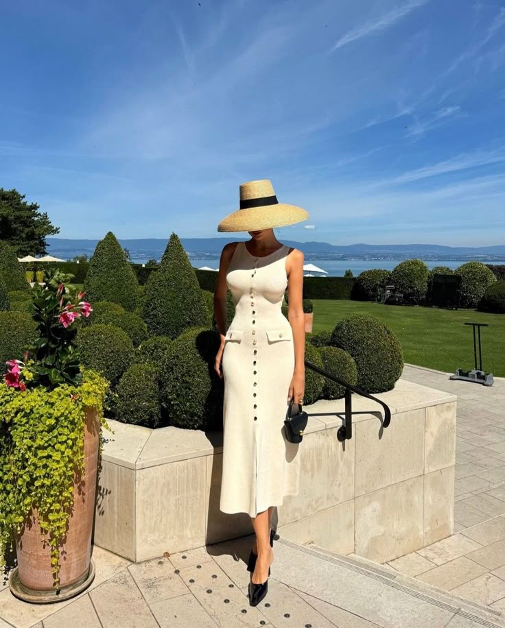 Effortlessly Elegant Dress with a Timeless Design