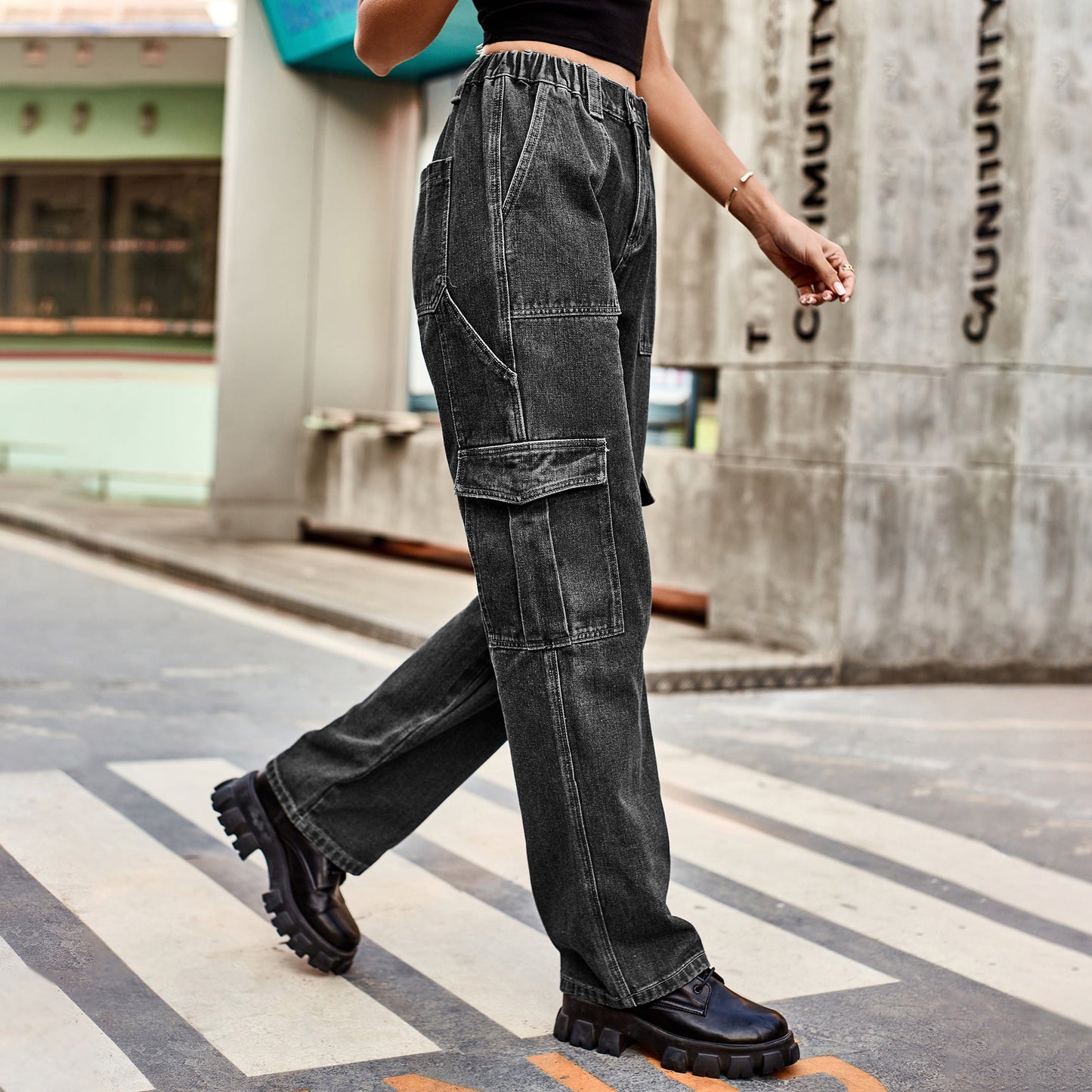 Effortlessly Elegant Pants with a Timeless Design