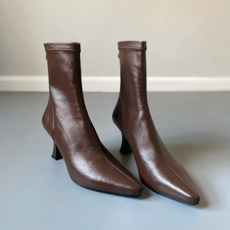 Effortlessly Elegant Boots with a Timeless Design