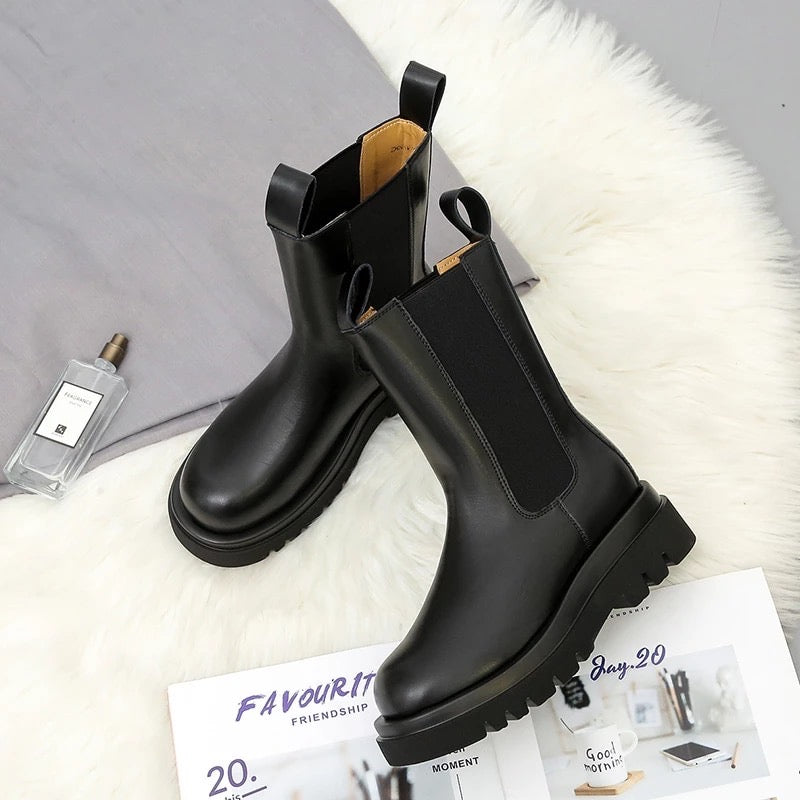 Well Tailored Boots with a Graceful Silhouette