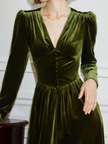 A Vintage Style Dress with Delicate Timeless Details