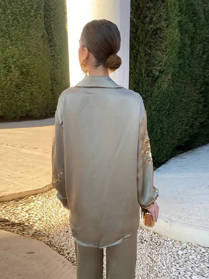Effortlessly Elegant Pants with a Timeless Design