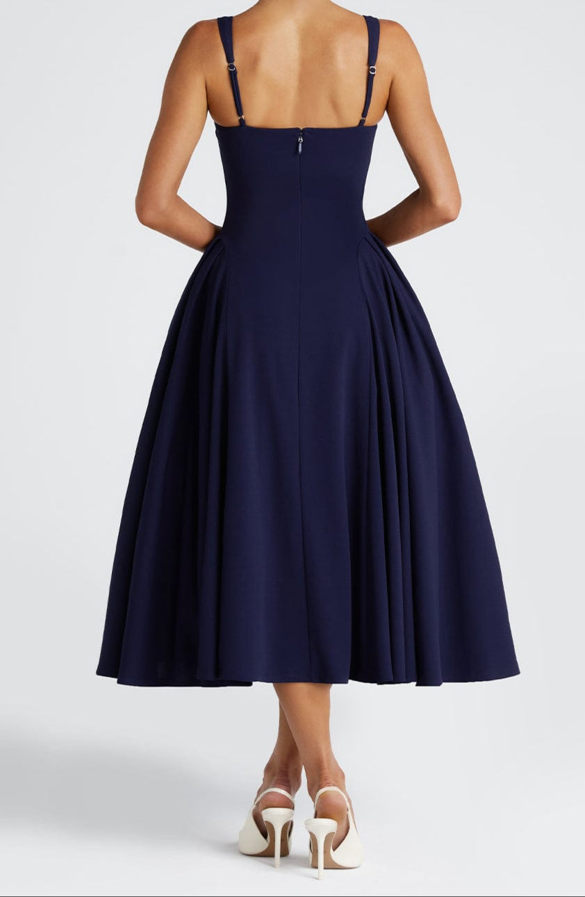 Well Tailored Dress with a Graceful Silhouette