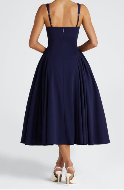 Well Tailored Dress with a Graceful Silhouette