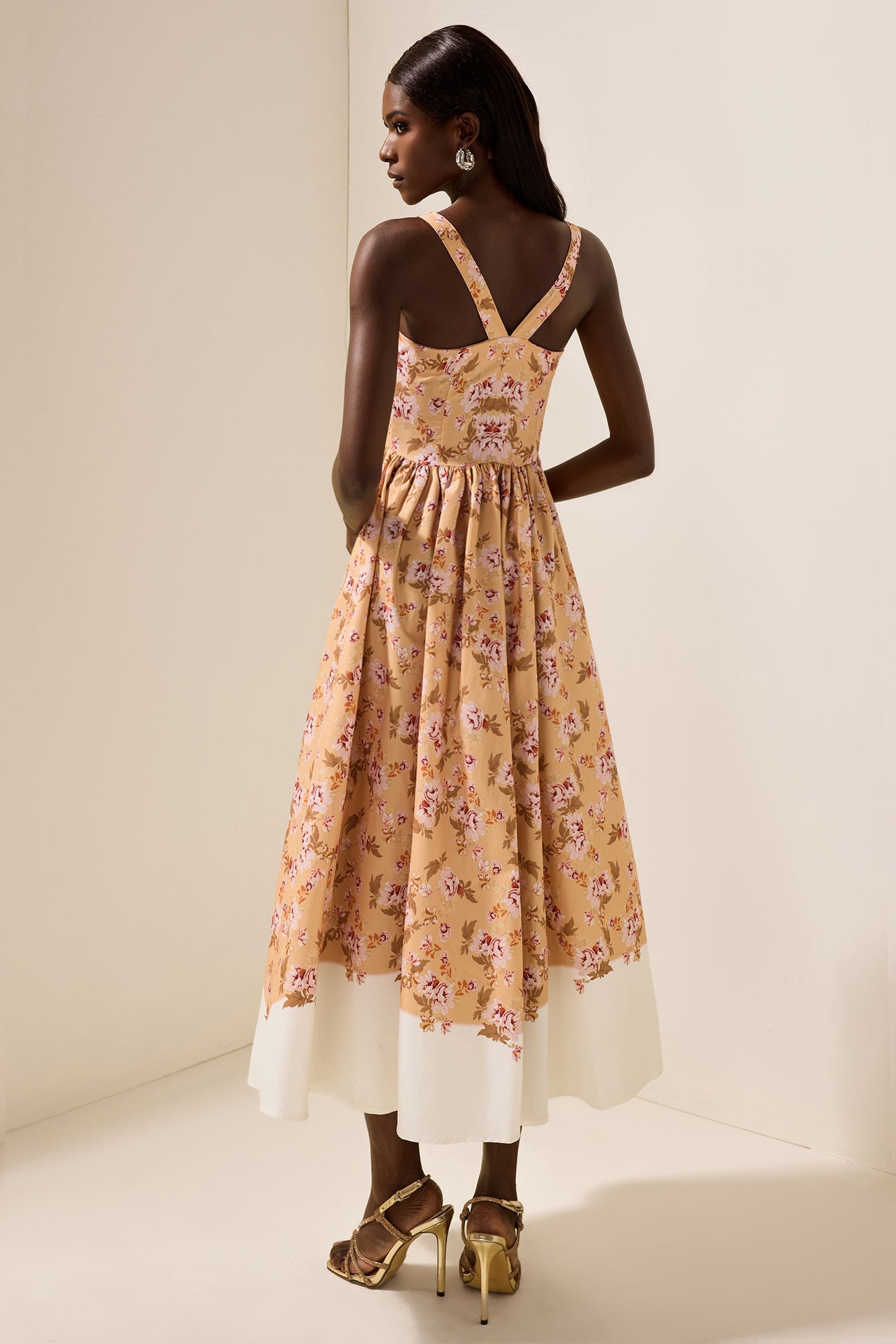 Effortlessly Elegant Dress with a Timeless Design