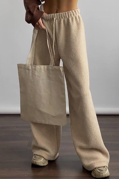 Effortlessly Elegant Pants with a Timeless Design
