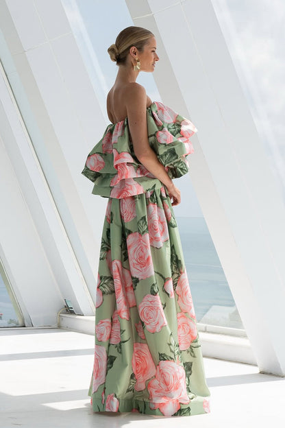 Well Tailored Top with a Graceful Silhouette