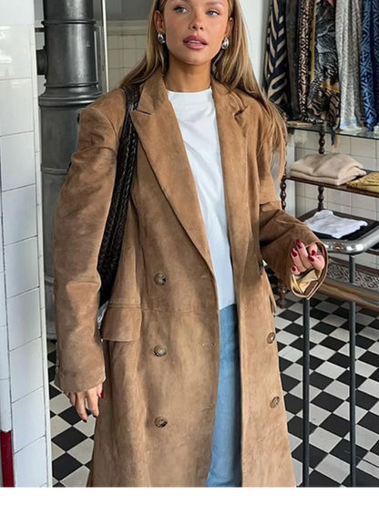 Well Tailored Coat with a Graceful Silhouette