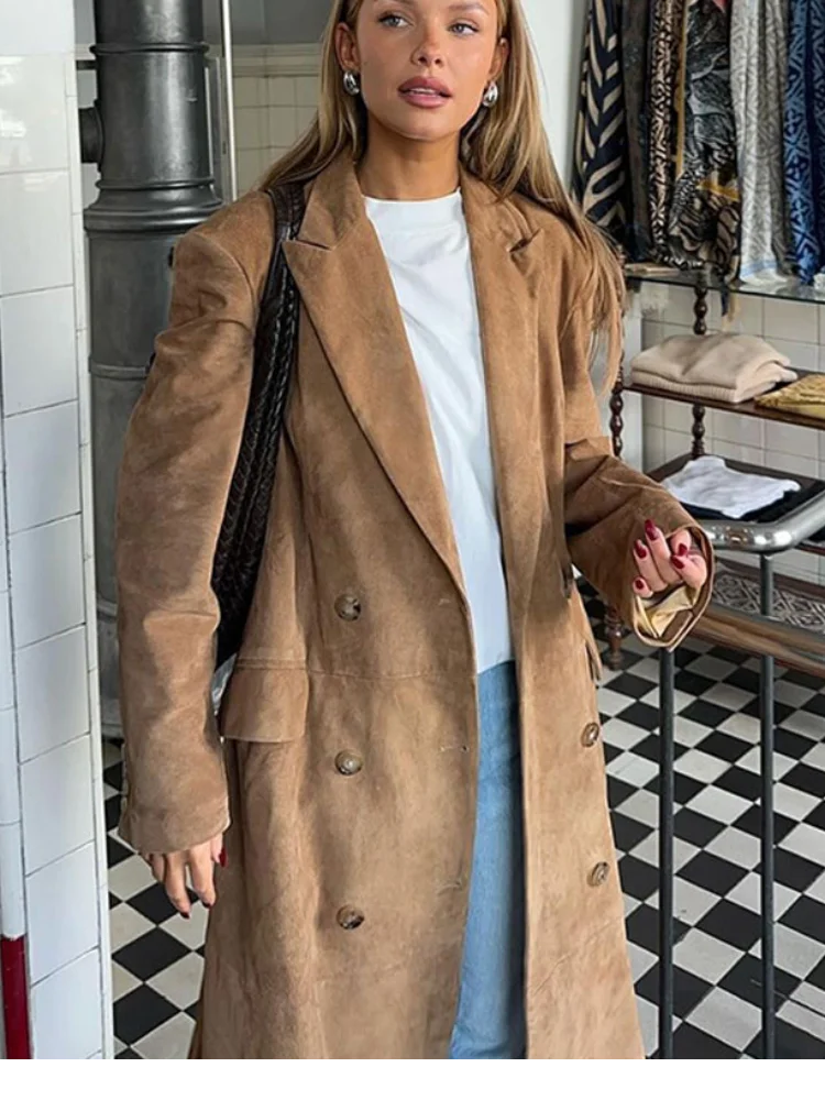 Well Tailored Coat with a Graceful Silhouette