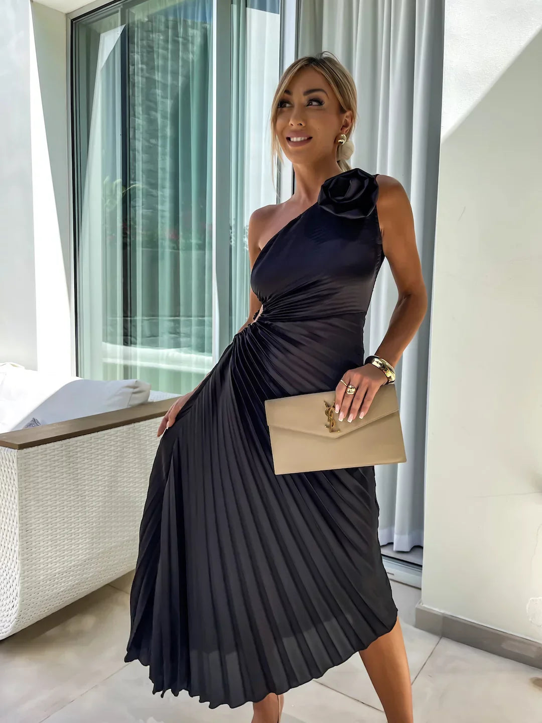 Well Tailored Dress with a Graceful Silhouette