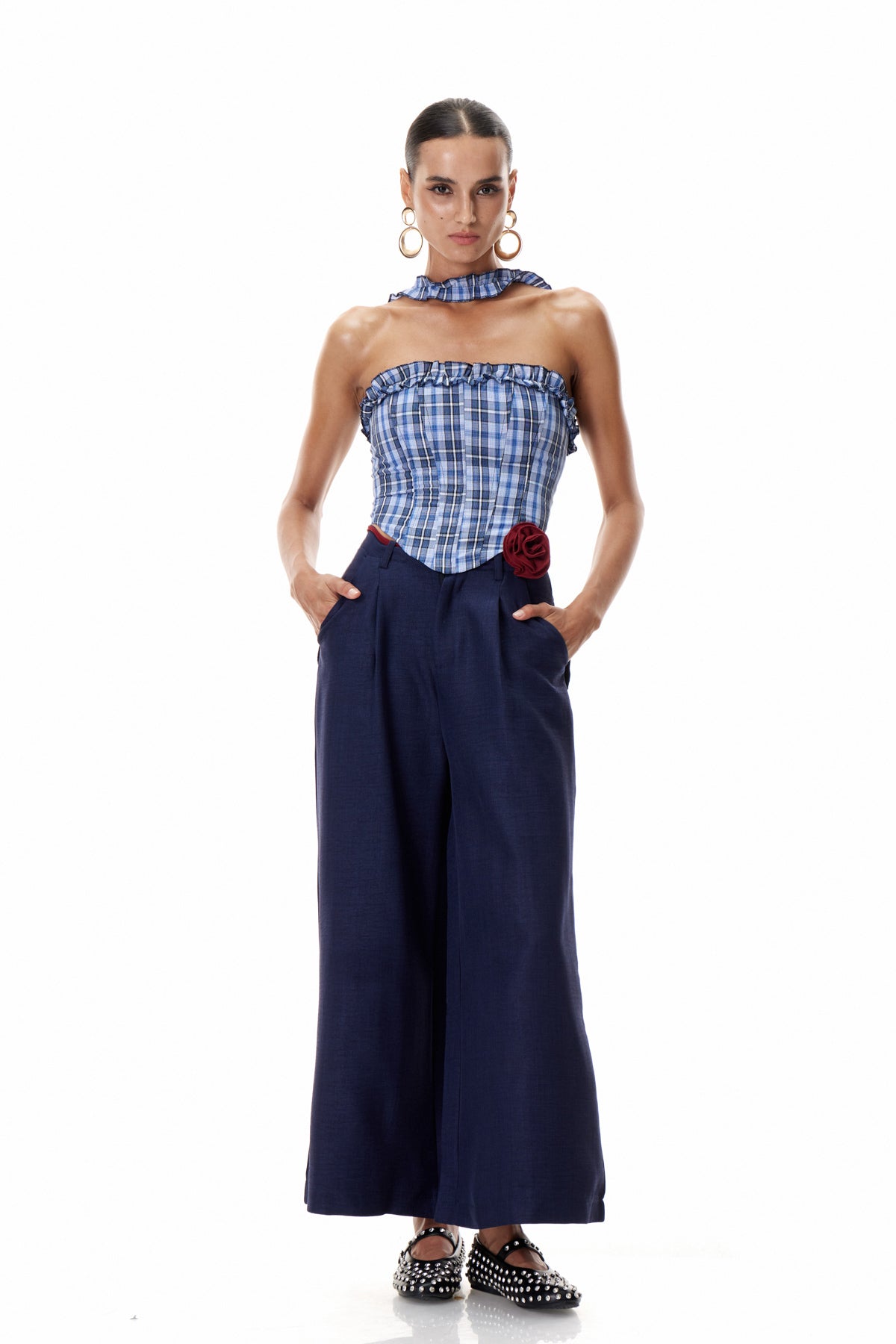 Effortlessly Elegant Pants with a Timeless Design
