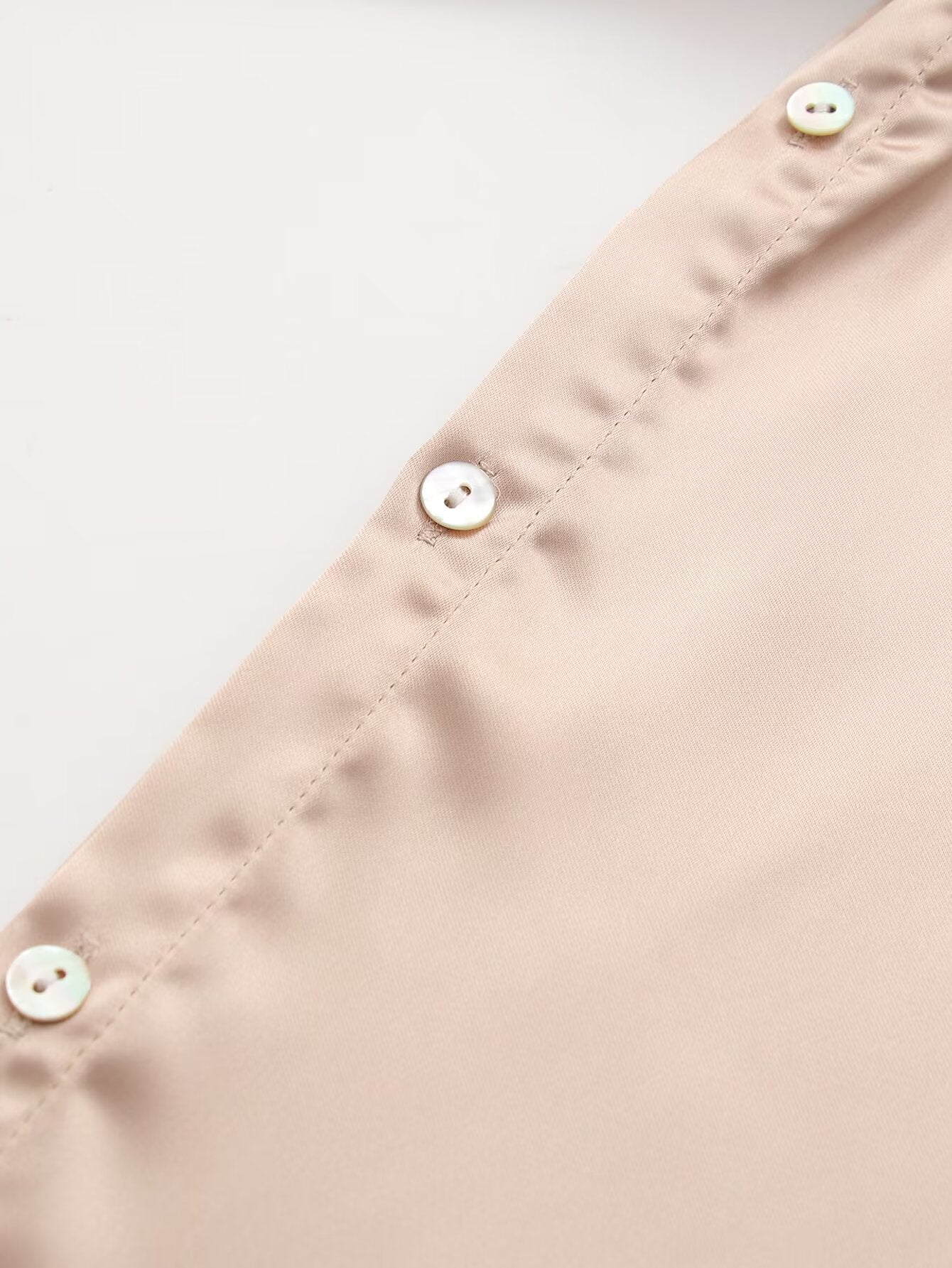 Effortlessly Elegant Pants with a Timeless Design