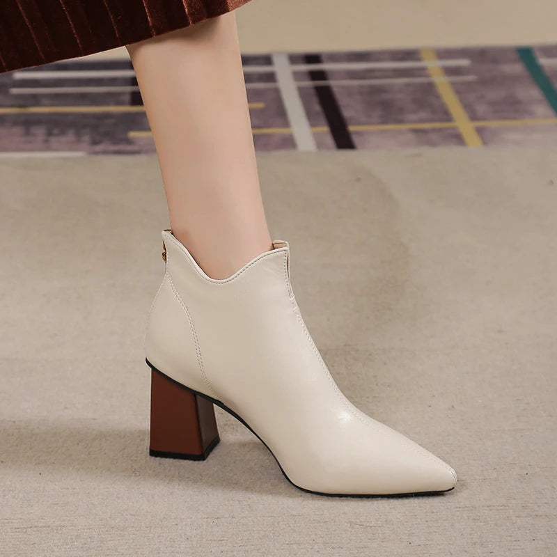 Effortlessly Elegant Boots with a Timeless Design