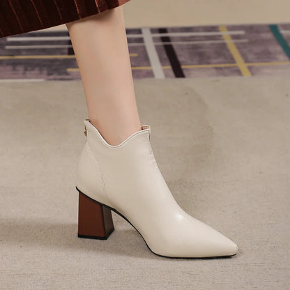 Effortlessly Elegant Boots with a Timeless Design