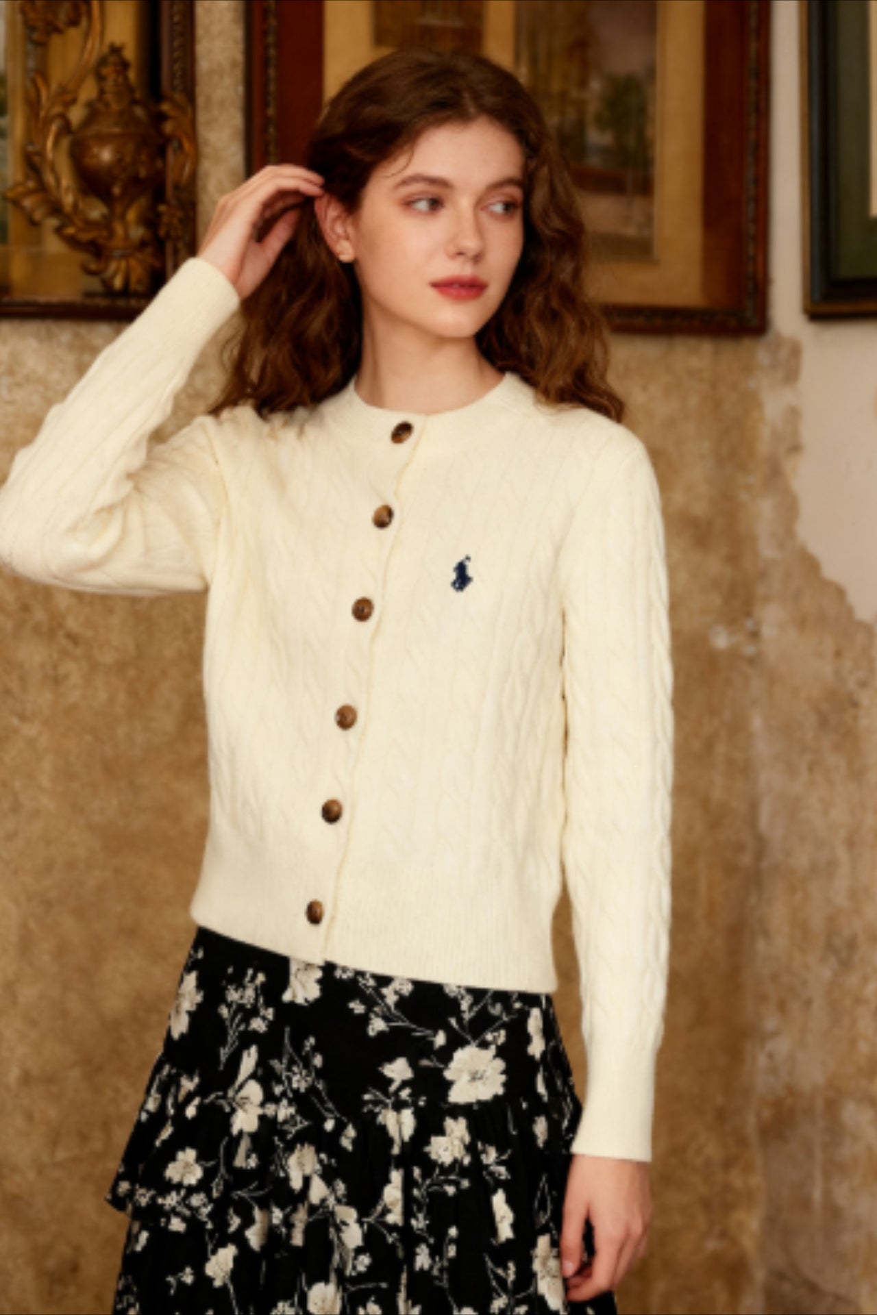 Well Tailored Cardigan with a Graceful Silhouette