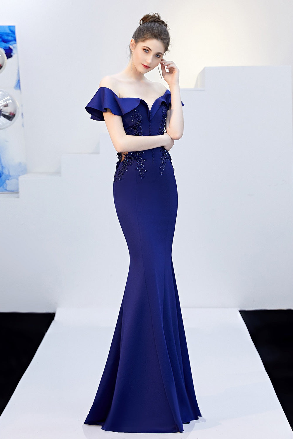 Well Tailored Dress with a Graceful Silhouette