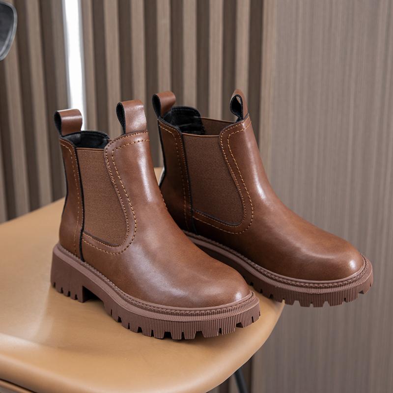 Effortlessly Elegant Boots with a Timeless Design