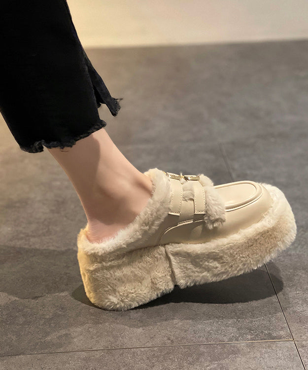 Well Tailored Sandals with a Graceful Silhouette