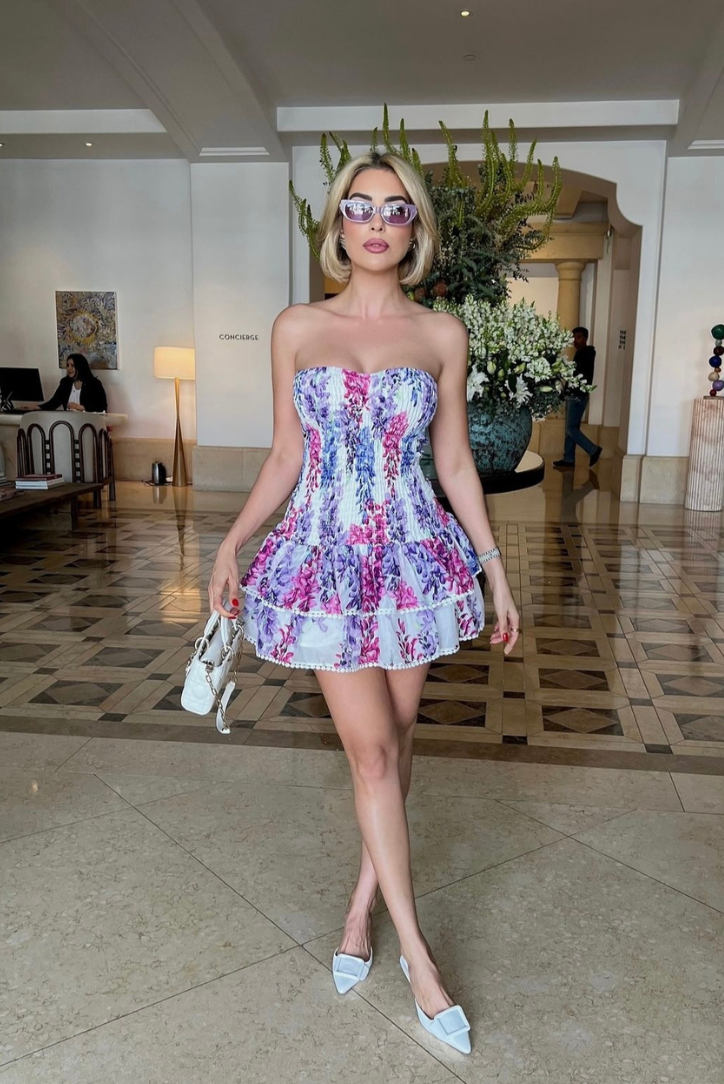Effortlessly Elegant Dress with a Timeless Design
